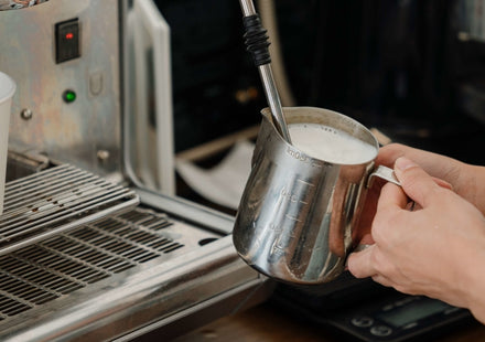 Melk opschuimen met een stoompijpje doe je zo